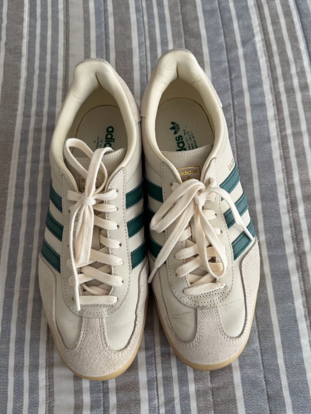 adidas Men’s Cream Sneakers with Green Stripes/ gazelle. Size 10.